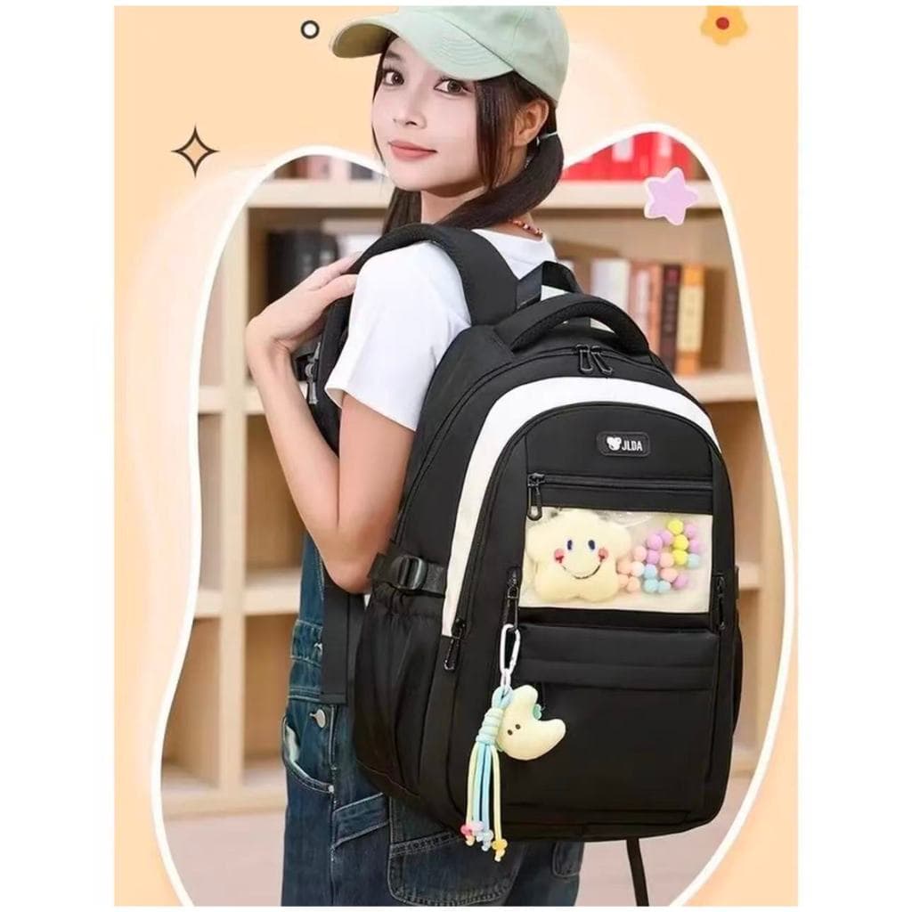 Mochila escolar estilosa disponível em várias cores.