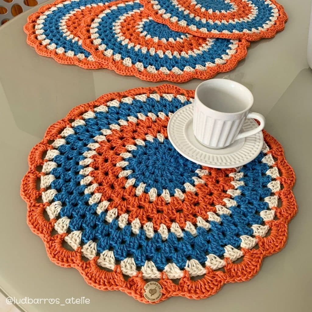 Jogo com 4 Sousplats em Crochê para jantar / Jogo Americano em crochê laranja e azul turqueza / Sousplat 36cm