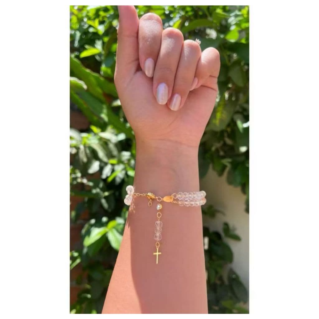 Pulseira Terço com Pingente de Cruz – Semijoia (Cores: Cristal, Âmbar, Doce de Leite e Rosa Bebê)