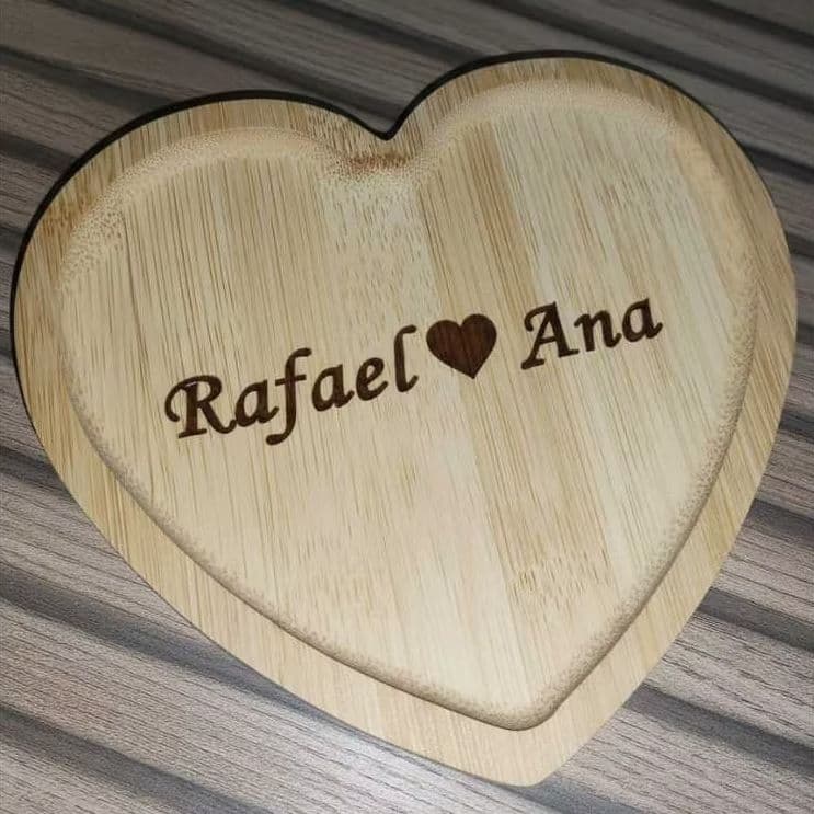 Petisqueira Coração em Bambu Personalizada com Nome | Tábua de Frios Presente Romântico