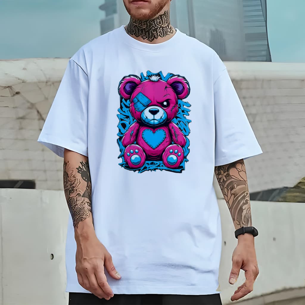 Camiseta Oversized Unissex Plus Size com Estampa Modelo: "Ursinho Rosa Costurado" - Lançamento 2026