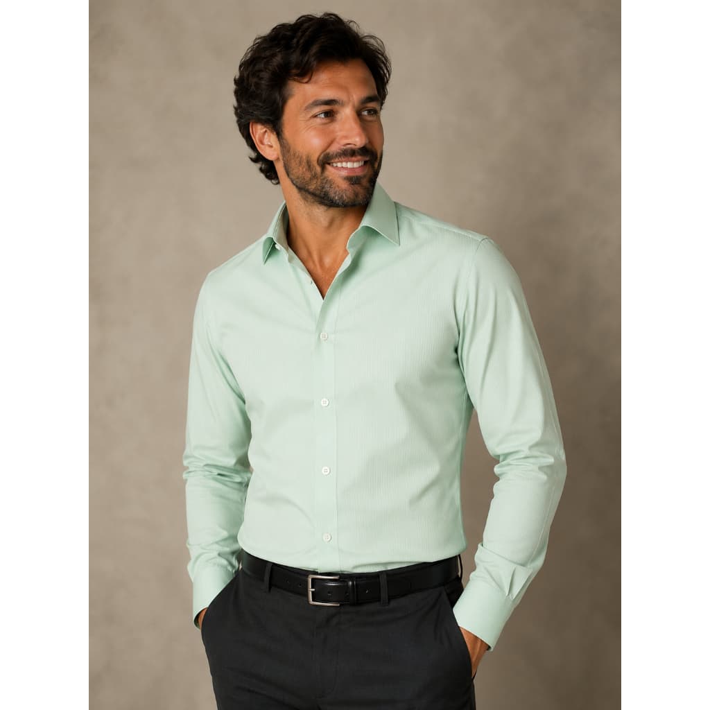 Camisa listrada masculina de corte slim para ocasiões formais.