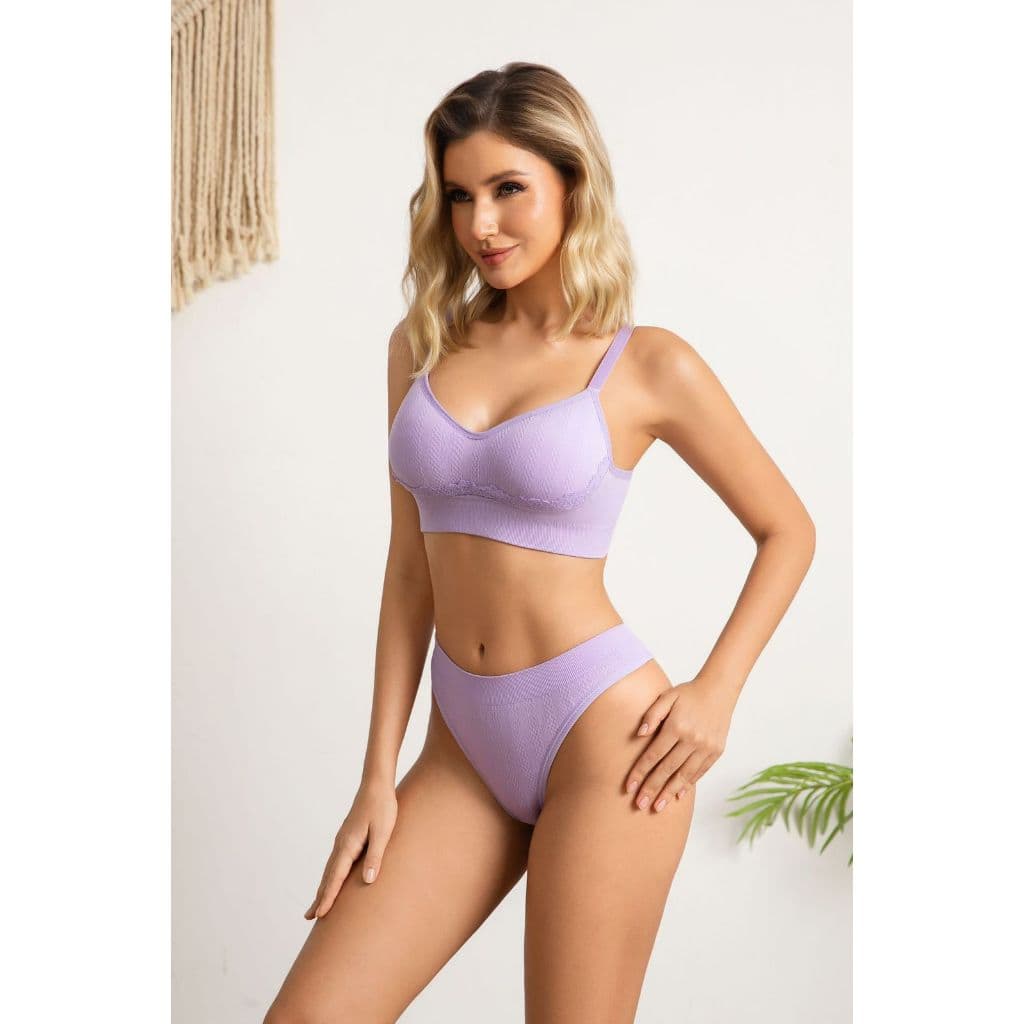 Conjunto feminino confortável, incluindo calcinha reforçada e sutiã com bojo.