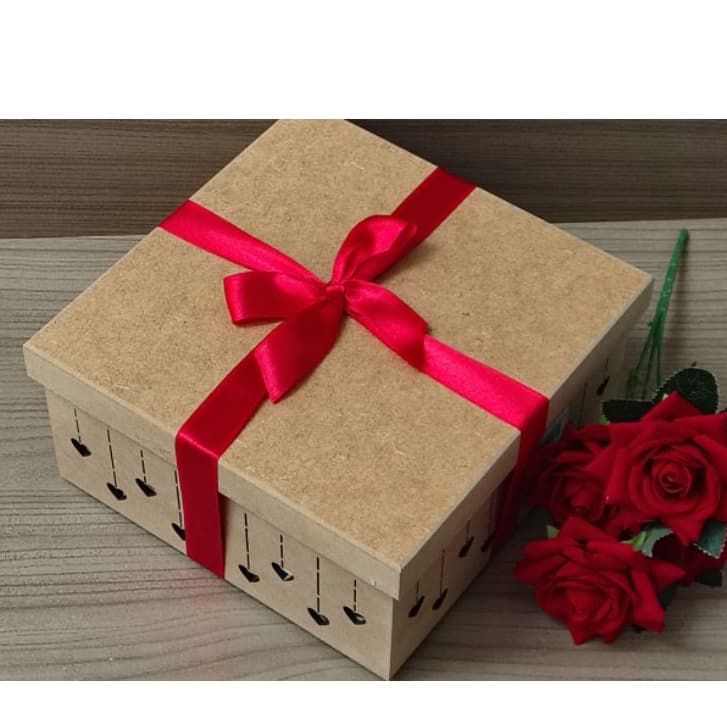 KIT CAIXA CAFÉ DA MANHÃ EM MDF DETALHE CORAÇÃO VAZADO 20x20x10+CANECA+ ROSA ARTIFICIAl PERFUMADA+ANEL SOLITÁRIO AÇO INOX