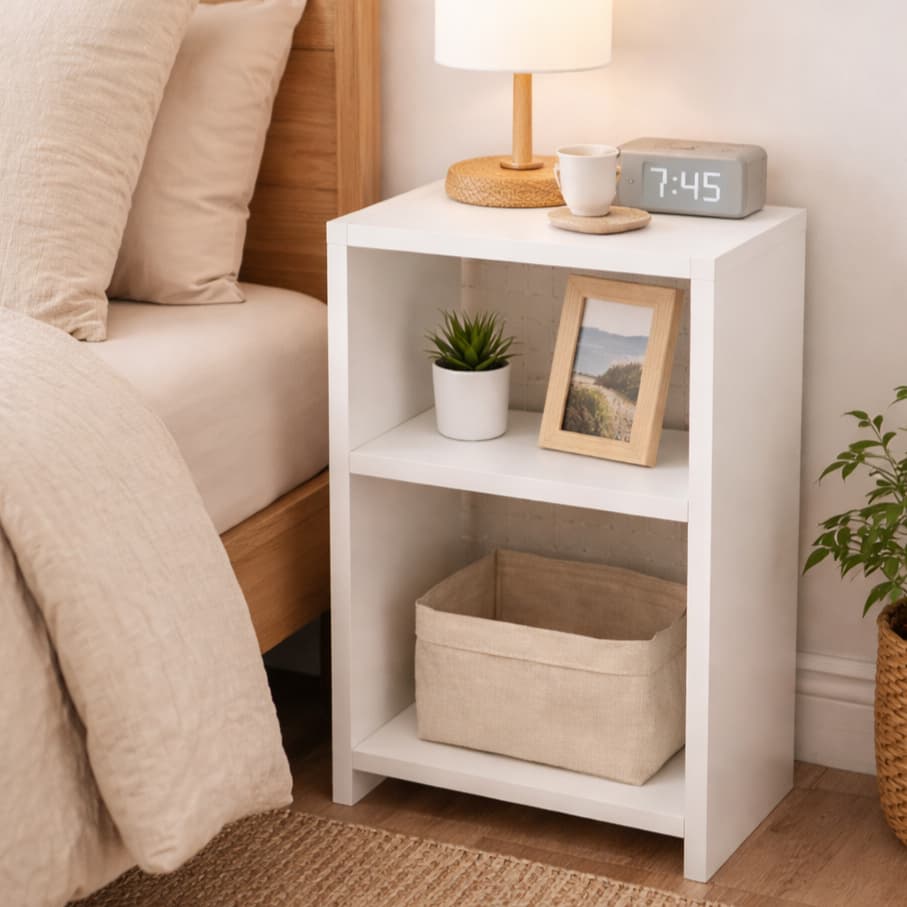 Mesa de Cabeceira Compacta Branca com Prateleiras – Mesa Lateral Multiuso Prática Minimalista com Nichos