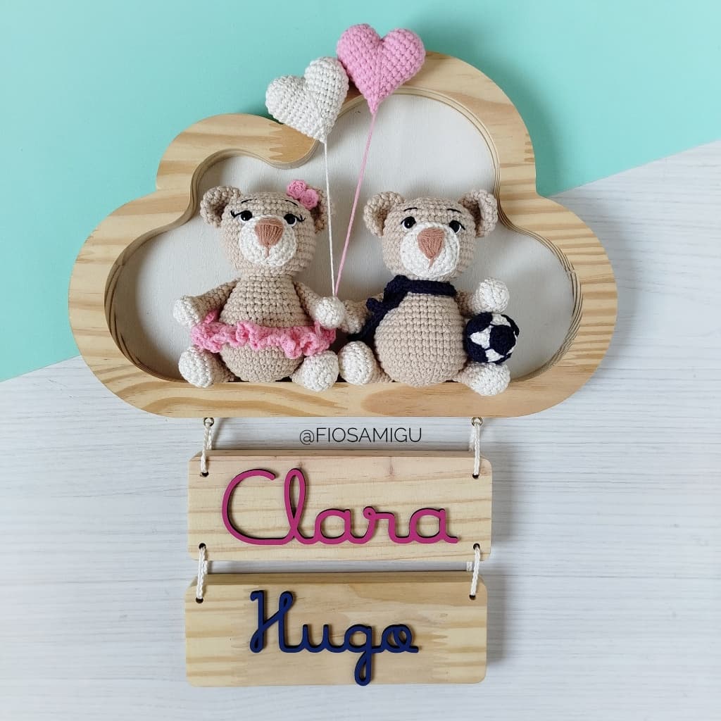 Quadro, porta maternidade com nome,  amigurumi ursinhos irmãos. Nicho nuvem