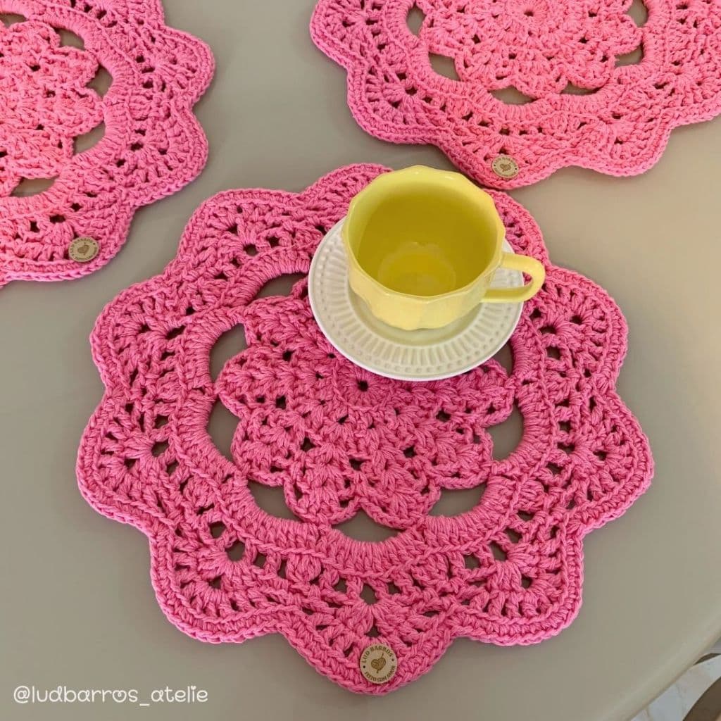 Jogo com 4 Sousplats em Crochê Rosa 35cm/ Americano em crochê modelo flor/ Jogo americano em crochê para mesa posta