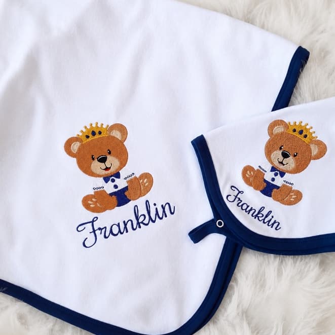 KIT  DE MALHA: MANTA + BABITA COM PRENDEDOR DE CHUPETA - com Nome e Desenho Bordados