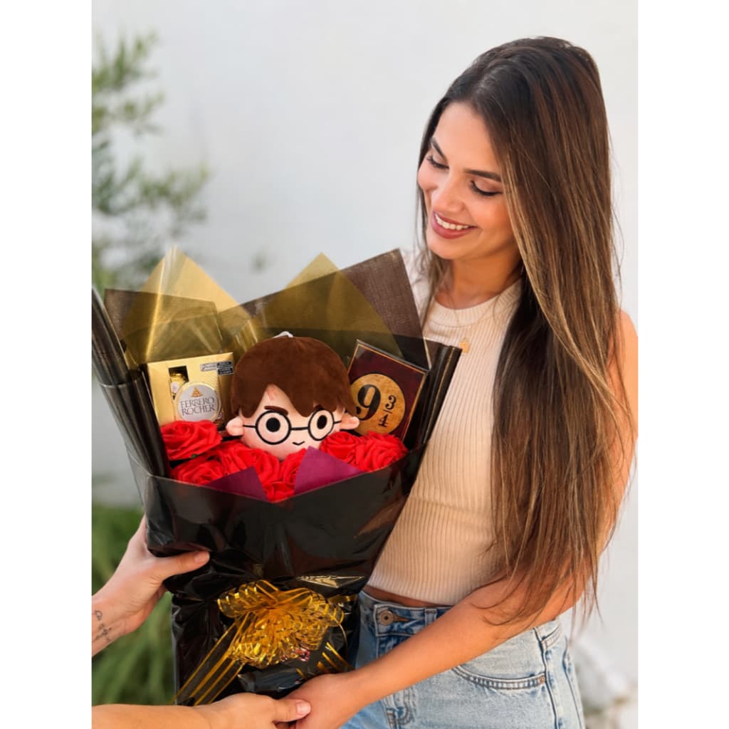 Buquê De Flores Artificiais Harry Potter  COM PELÚCIA  20 CM FERRERO 50 GRAMAS E CARTÃO NAMORADOS# FÃS#