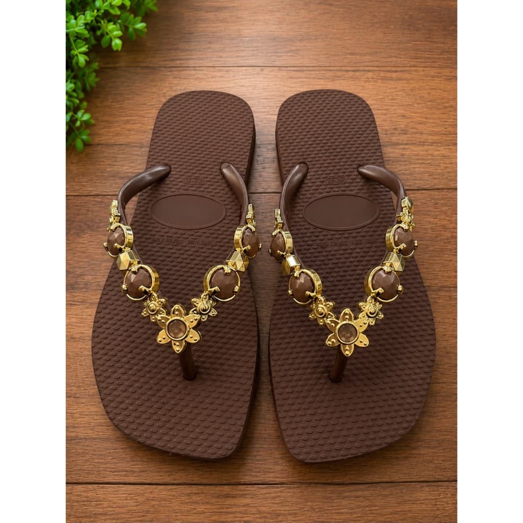 Chinelo Feminino Modelo Pedraria Marrom Com Brilho Sofisticado E Macio Ideal Para O Dia A Dia Top