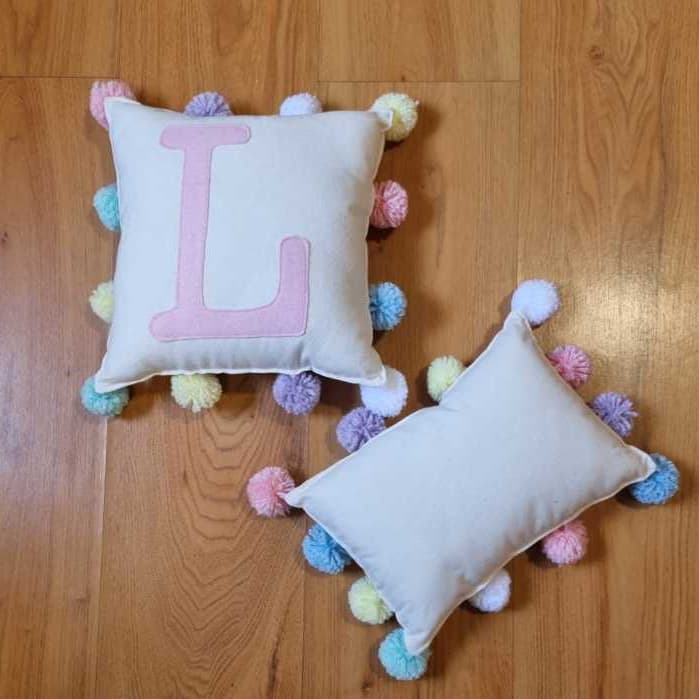 Almofada Com Letra E Pompons