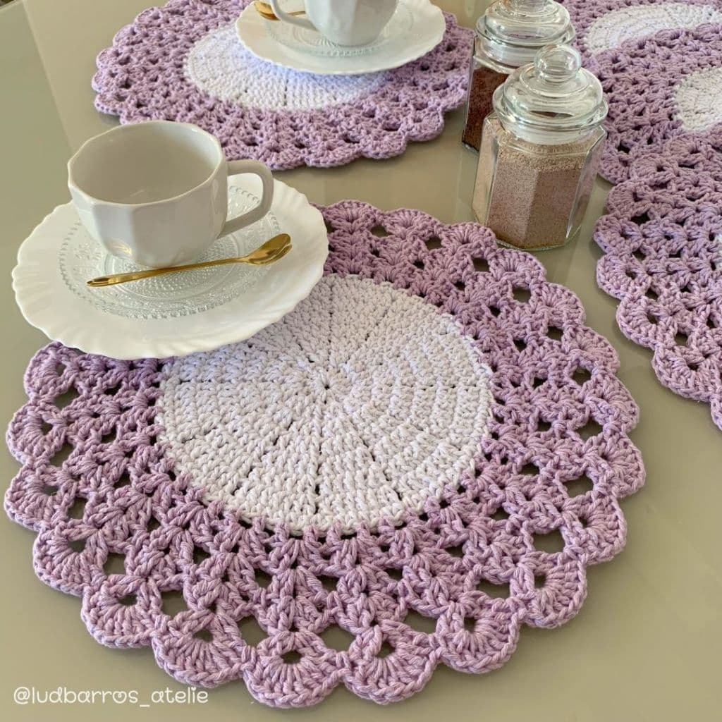 Jogo 6 Sousplats Crochê Lilás e Branco | Decoração Mesa Posta | Artesanal 35cm | Pronta Entrega