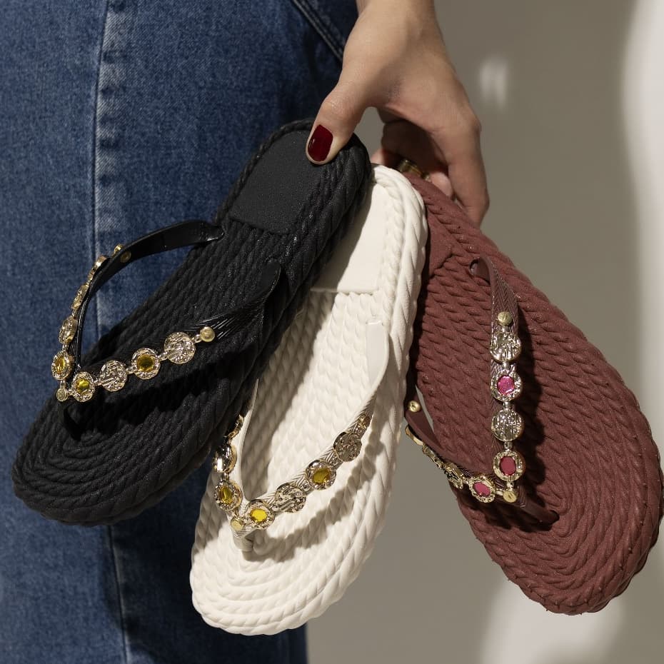 Chinelo Feminino Kit 2 Pares com enfeite medalha brilho medalha metal Leve Macio Antiderrapante Promoção