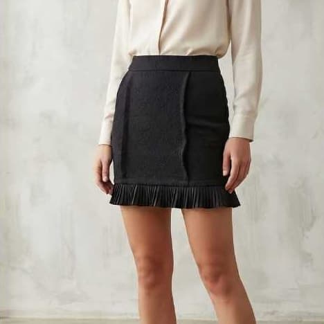 Minissaia Feminina Preta Texturizada Com Detalhe De Franjas Barra Justa Curta Elegante TAM. M