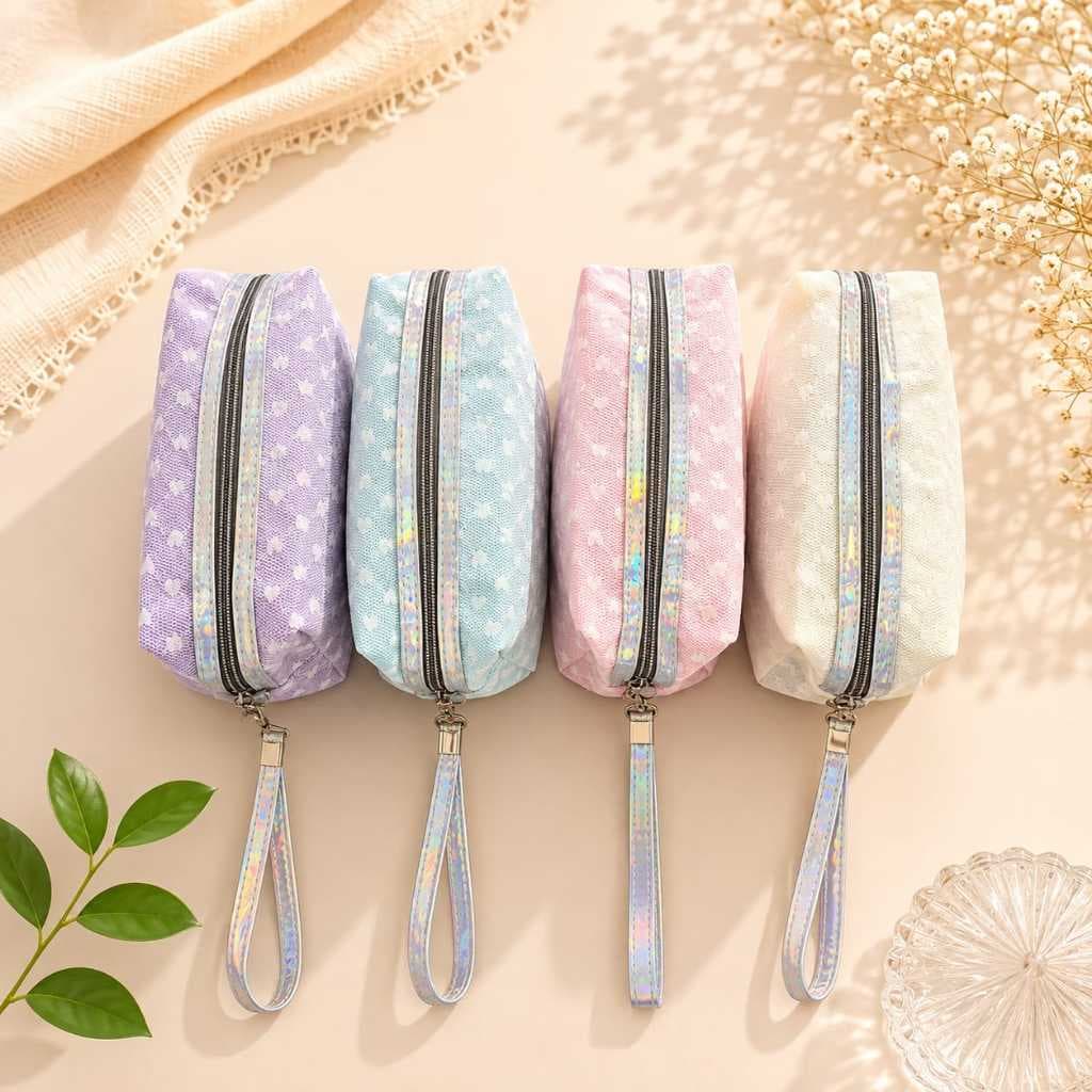 Estojo Necessaire Bolsa de Maquiagem e Cosmético Feminina com Estampa Coração Brilhosa com Alça para Viagem ou Dia a Dia