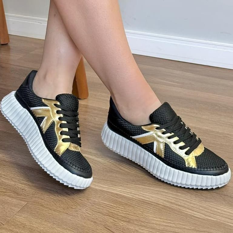 Tênis Feminino Fashion Preto e Dourado com Plataforma, Solado Branco, Design Moderno, Confortável e Versátil para Looks