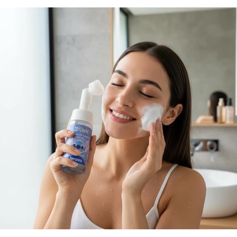 Espuma de Limpeza Facial Stitch com Niacinamida e Escova Massageadora