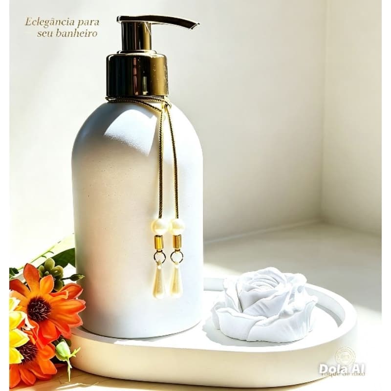 Kit banheiro Porta sabonete líquido 100ml bandeja e aromatizador Não acompanha essência.