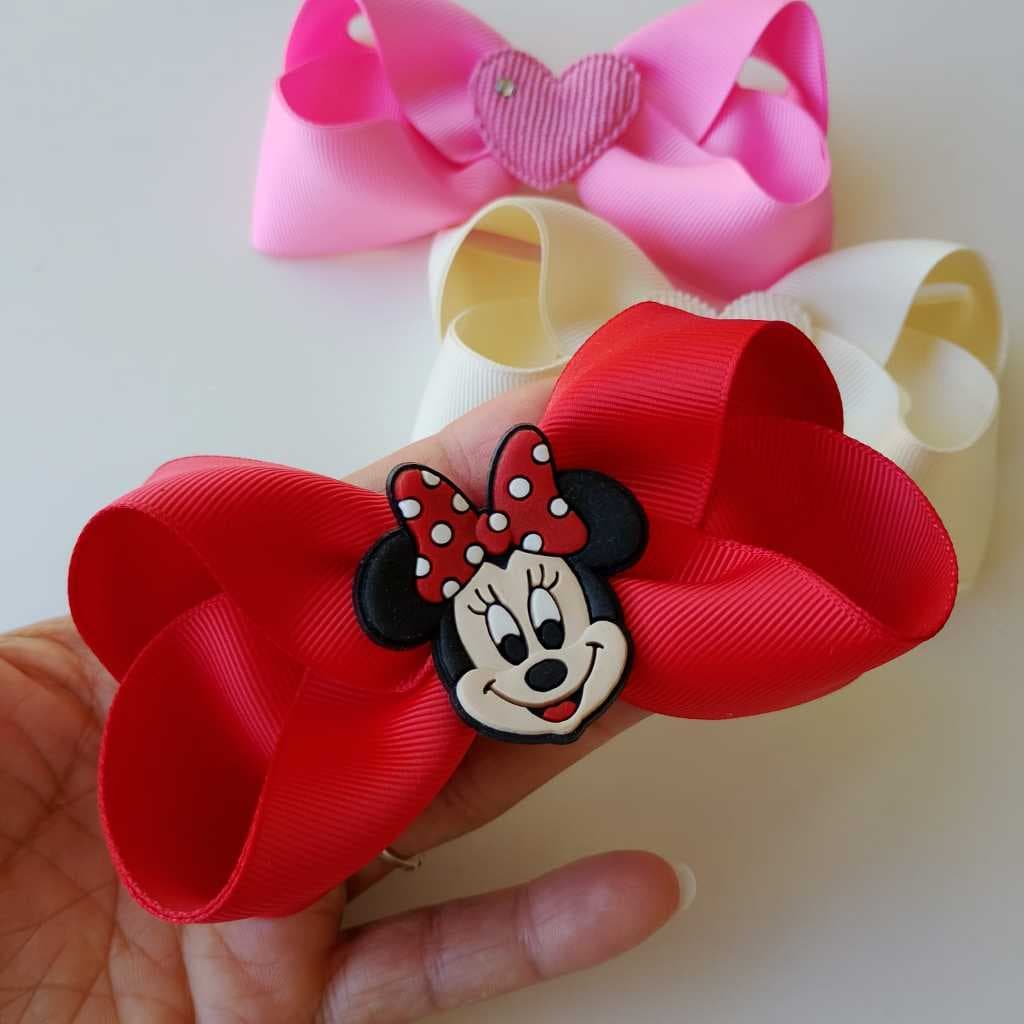 Laço Boutique Cabelo Menina Acessório Infantil Bico de Pato Aplique Minnie e Coração