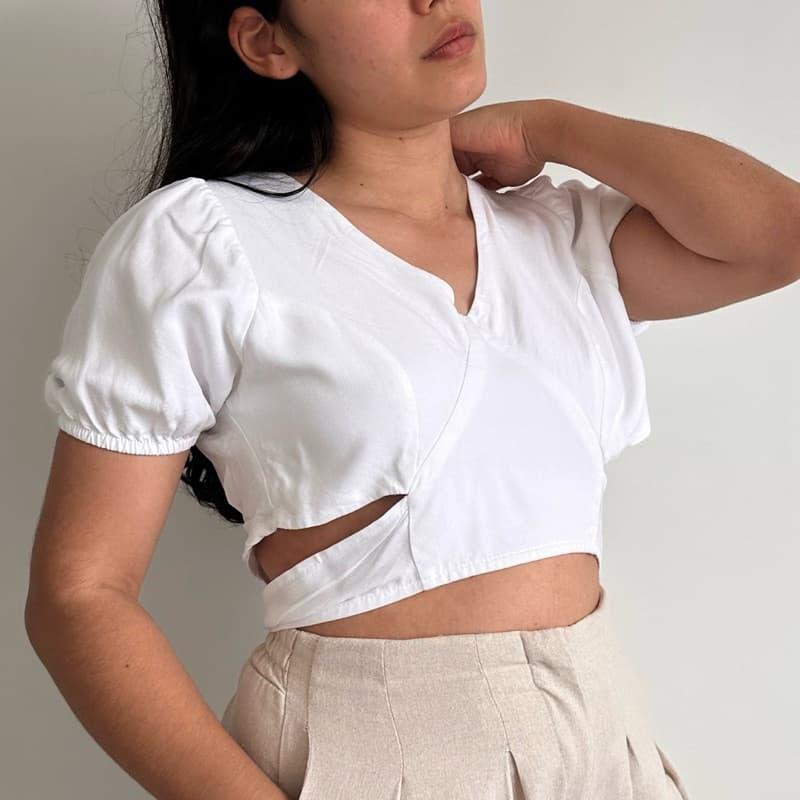 Blusa Cropped Branca Transpassada Amarração Costas Estilo Minimalista Brechó Bazar Usado