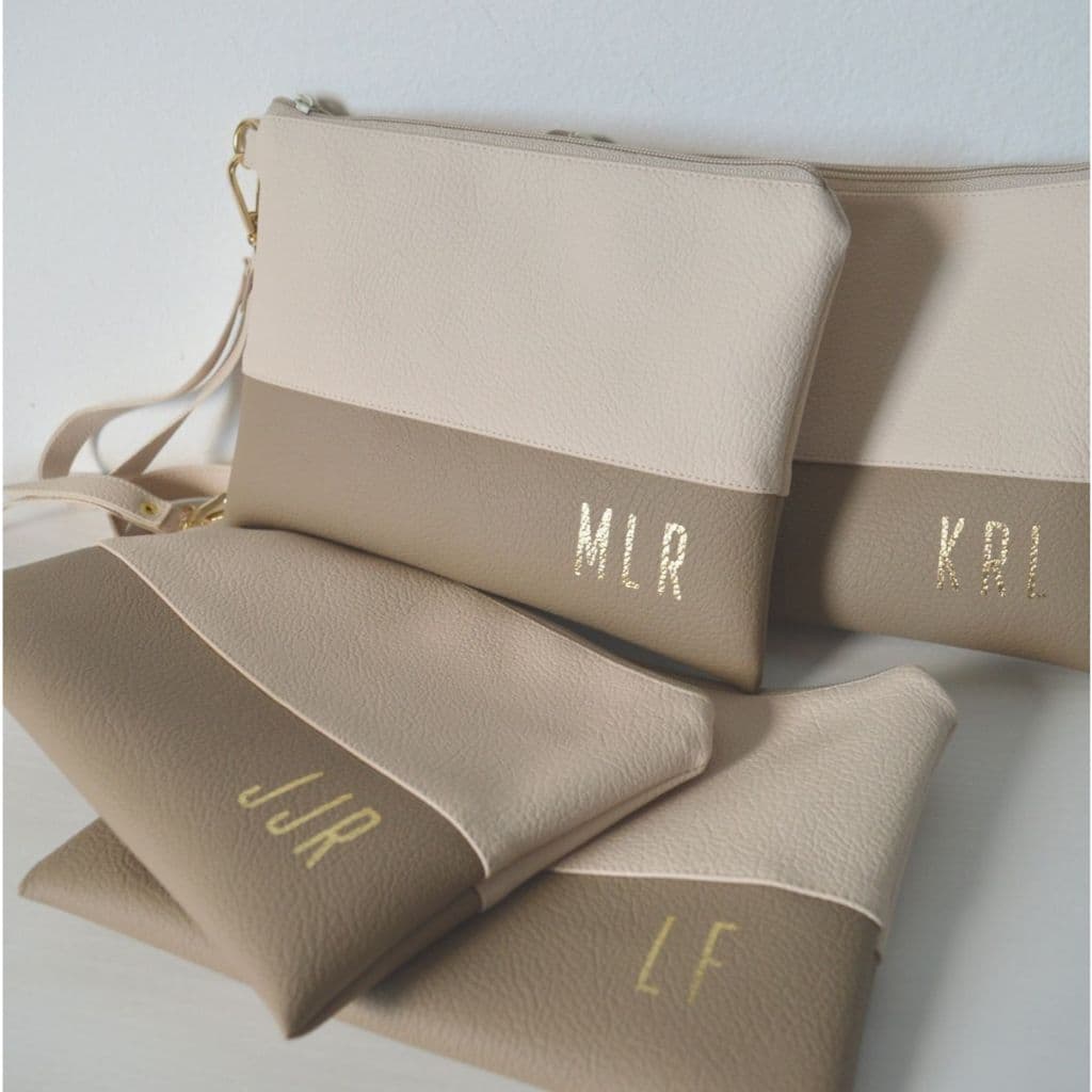 Necessaire Slim Personalizada com iniciais ou nome.