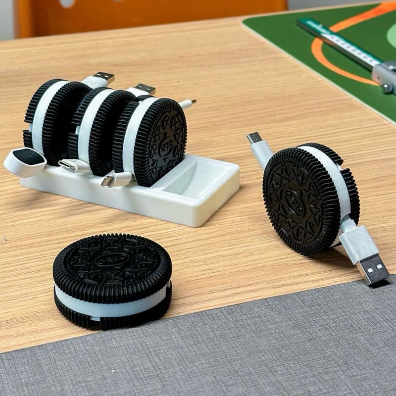 Organizador de Cabo em formato de biscoito recheado com Suporte de Mesa Porta Fio Retrátil USB Celular