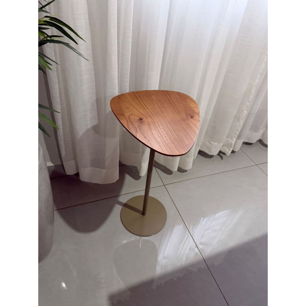 Mesa de Apoio Canto e Lateral Tampo Oval Lamina de Cinamomo Amadeirado cor Mel Metal Champanhe Sala Quarto Decoraçao