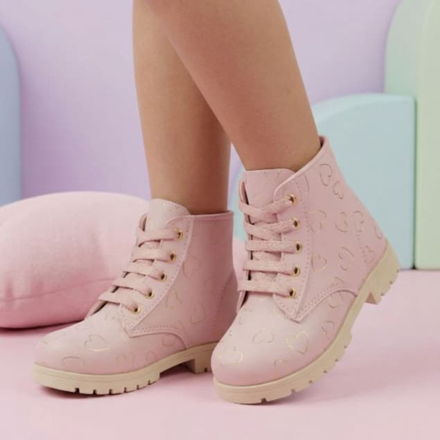 Coturno Baby Menina Rosa com Corações Dourados Confortável e Antiderrapante  Bota Estilosa