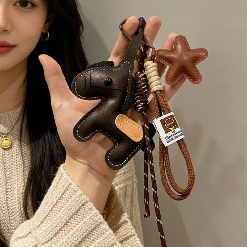 Chaveiro De Bolsa em Couro- Marrom - Modelo Pônei com Corda Trançada e Estrelas