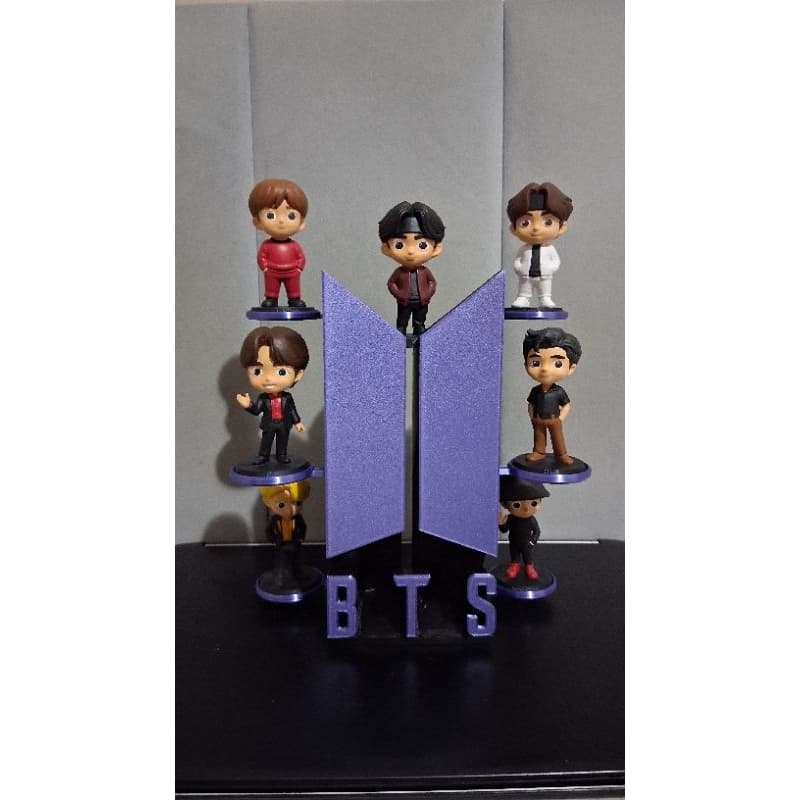 Suporte + bonecos BTS 8cm cada