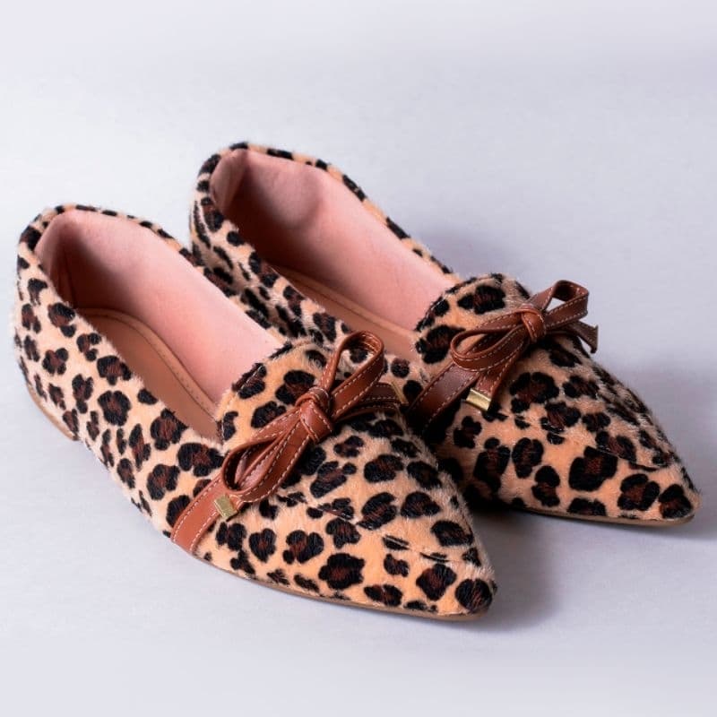 Sapatilha Feminina Confort Bico Fino Alongada Onça Pelo Animal Print com detalhe Laço Caramelo