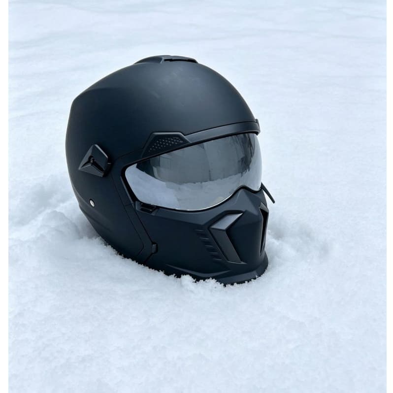 Capacete Robusto Preto Fosco com Design Agressivo.