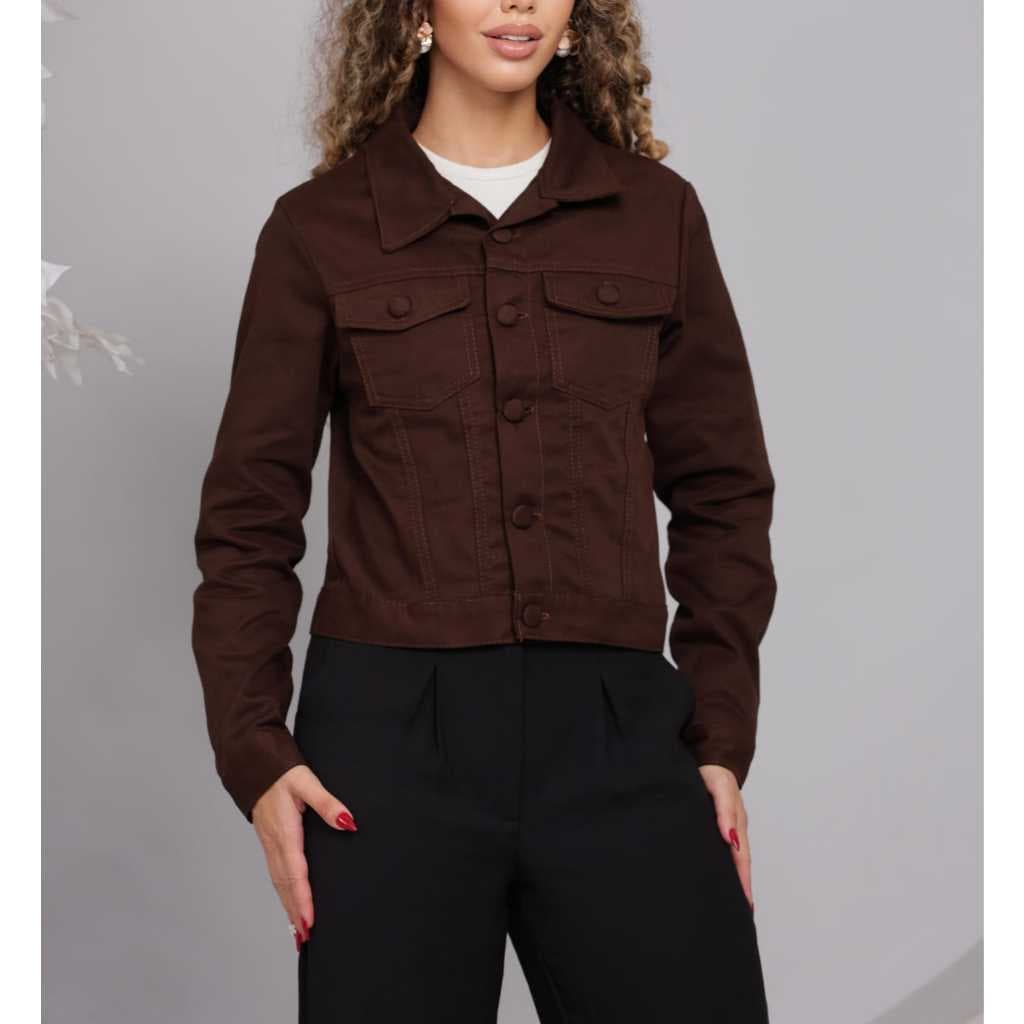Jaqueta Jeans Feminina Marrom com Botões Marrons – Elegância e Estilo em Uma Só Peça