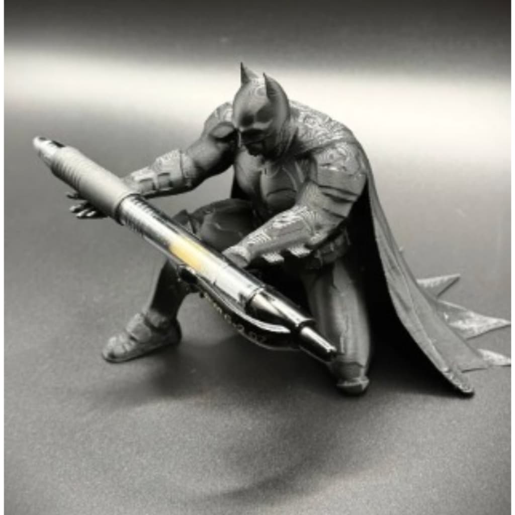 Batman Triste Ajoelhado Decoração Gabinete Estante Prateleira Setup PC Estatueta Geek Porta Caneta