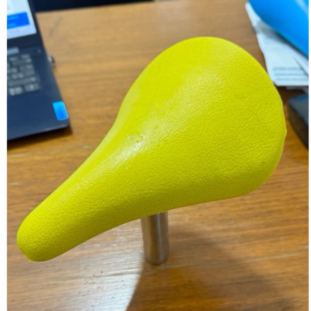 Selim Infantil aro 12” plástico para bicicletas com abraçadeira de aço
