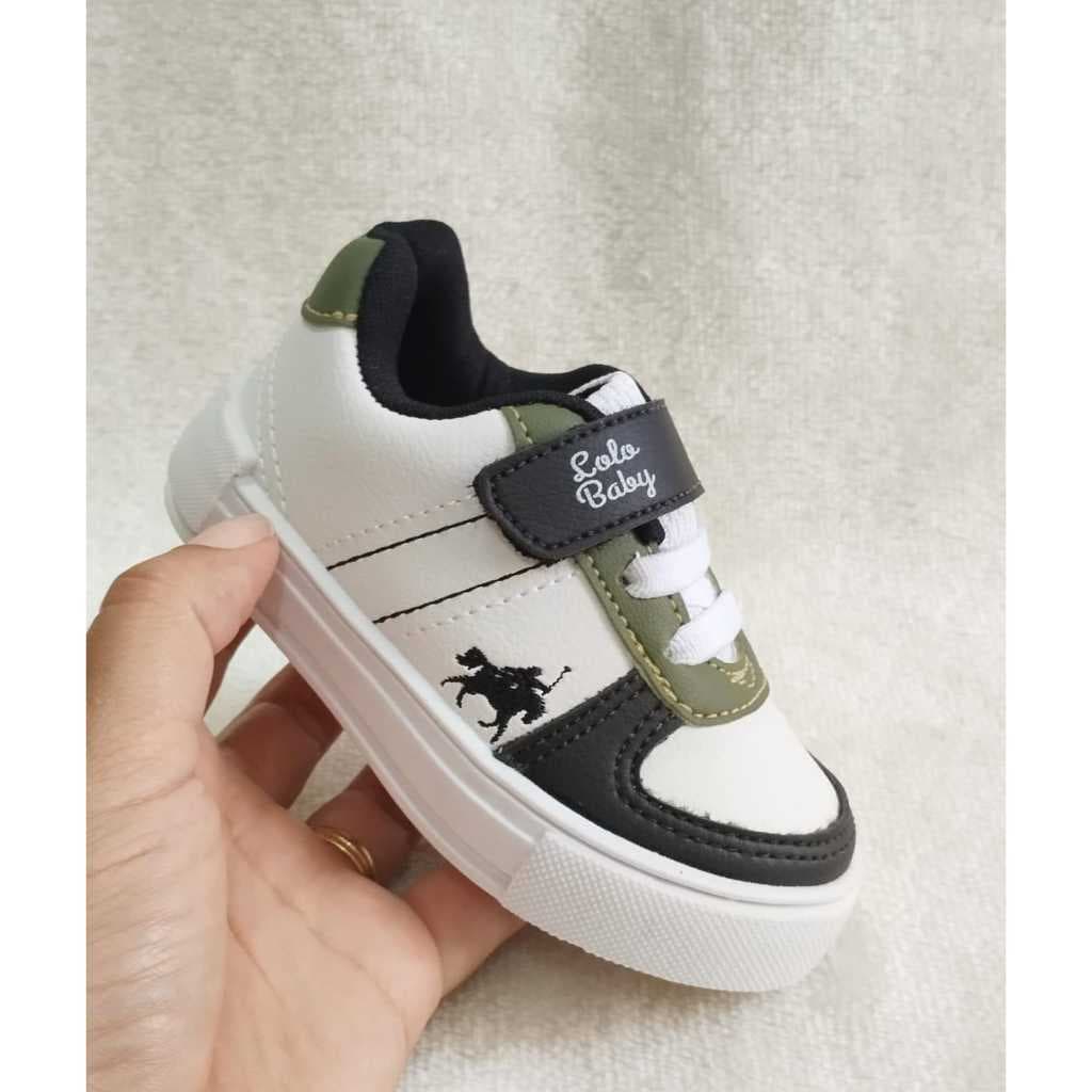 Tênis Branco infantil menino confortável fechamento fácil, detalhe verde, preto anti-derrapante.