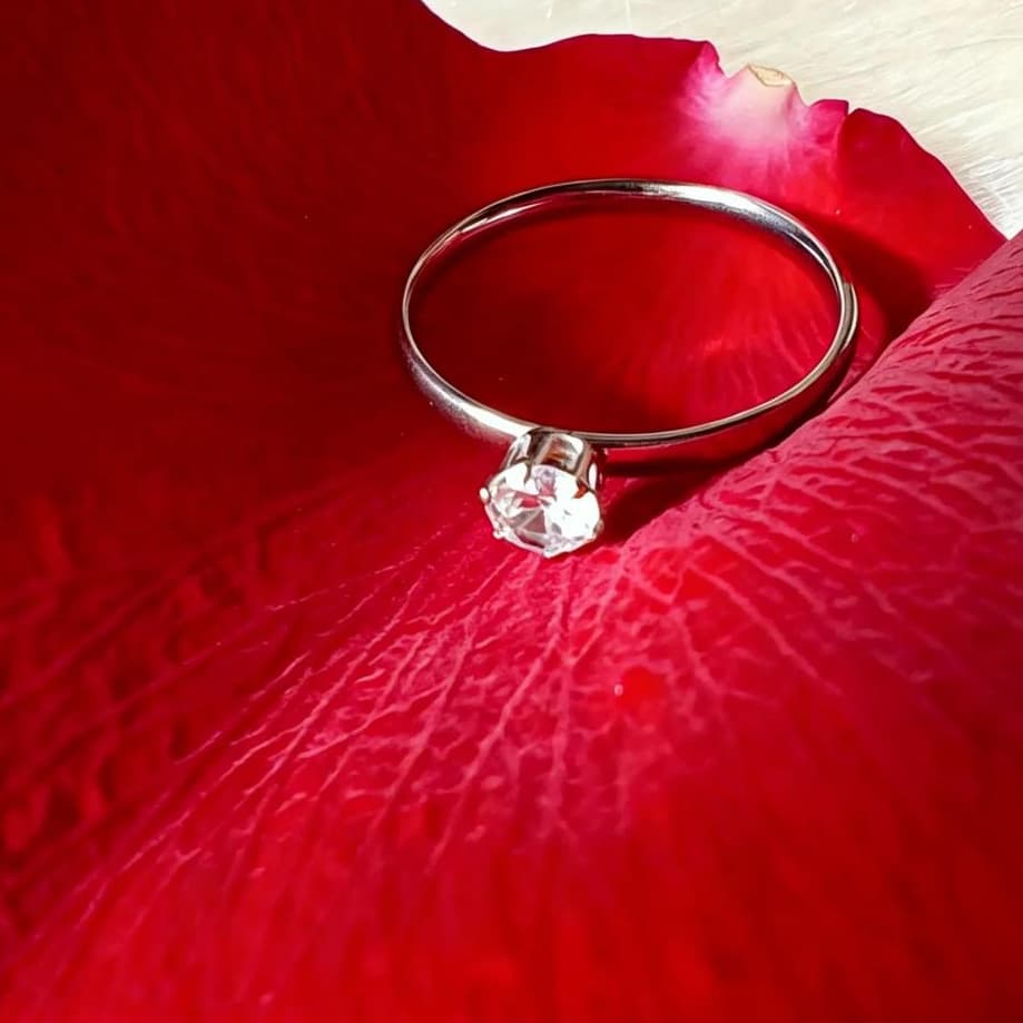 Anel Feminino Solitário Aço Inoxidável Prata com Pedra de Zircônia 2mm Anatômico Anel Minimalista