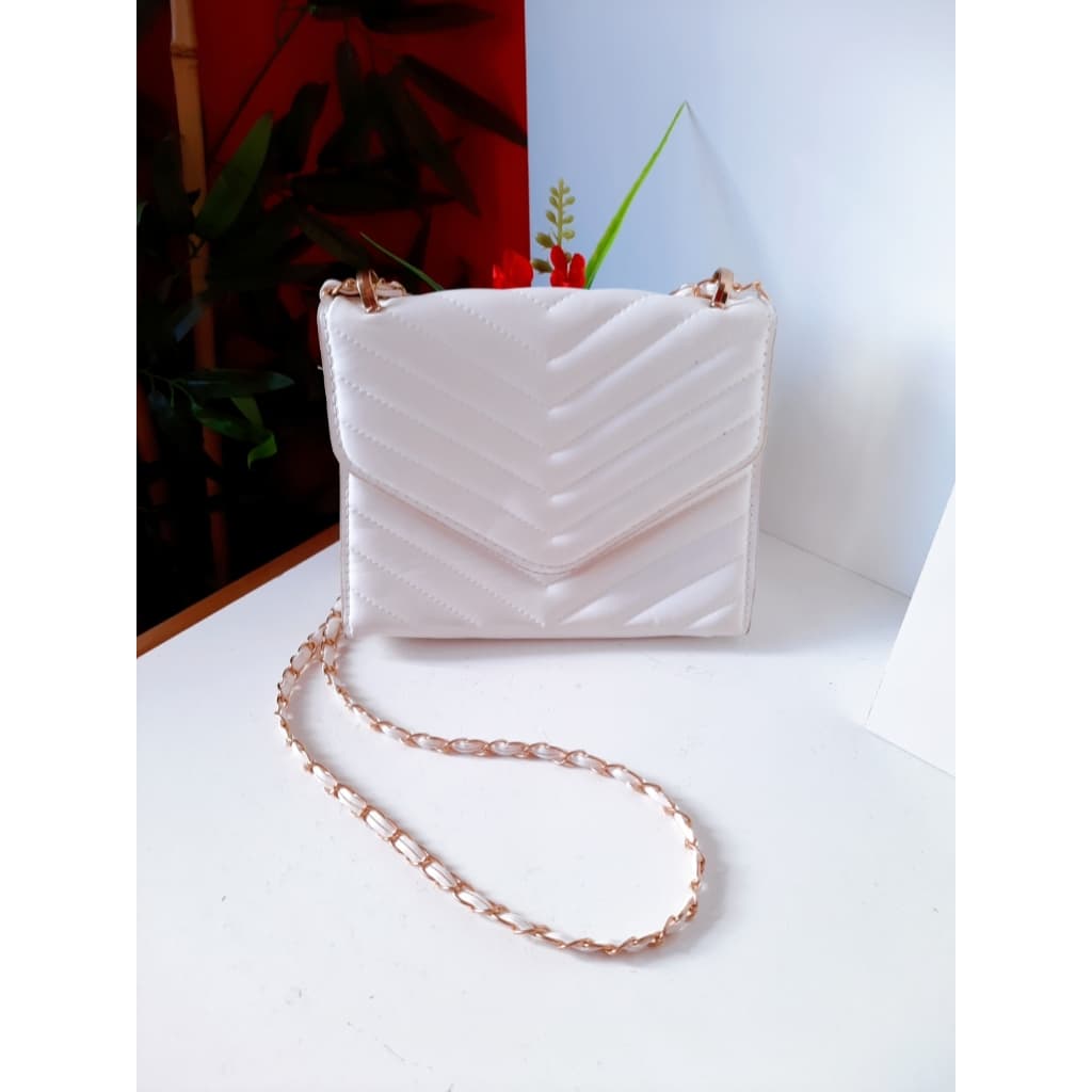 bolsa transversal branca da Shein com corrente