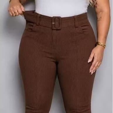 CALÇA FEMININO PLUS ZESI COM CINTO ENCAPADA DE TECIDO CANELADO MACIO E ELAGANTE