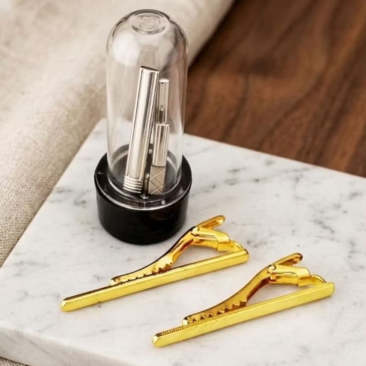 2 PRENDEDORES DE GRAVATA DOURADO OU PRATEADO 4/5/6cm  Sortidos ( Acompanha tubo de presente)