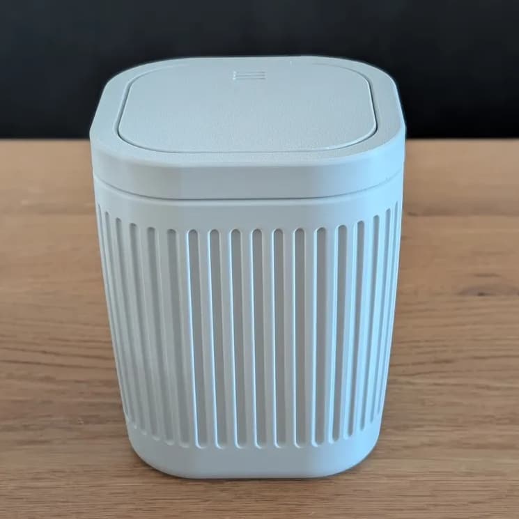 Lixeira de Mesa com Tampa 2L Organizador para Escritório Home Office Cozinha Banheiro Compacta e Moderna