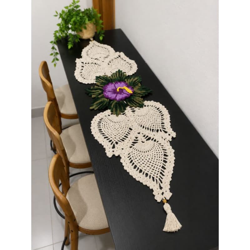 🌺 Trilho de Mesa em Crochê com Flor de Hibisco 150m – Artesanal