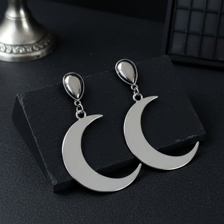 Brinco Lua Crescente Metal Espelhado Místico Gótico Dark Boho