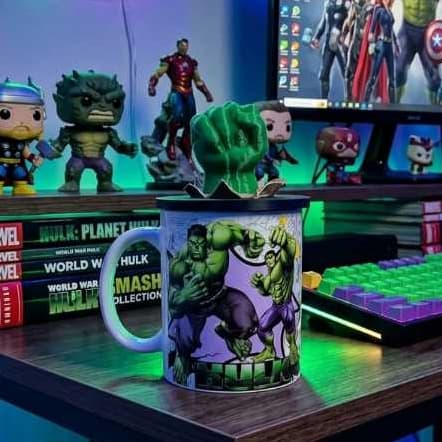 Caneca Hulk Cerâmica 325ml com Tampa Decorativa Presente Geek
