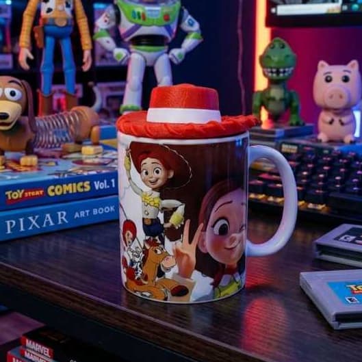 Caneca Cerâmica Jessie com Tampa Chapéu | Presente Geek e Infantil 325ml Decorativa