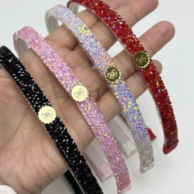 Tiara Feminina Infantil e Adulto com Cristais Strass Furta-Cor e Medalha Dourada | Arquinho de Cabelo Luxo