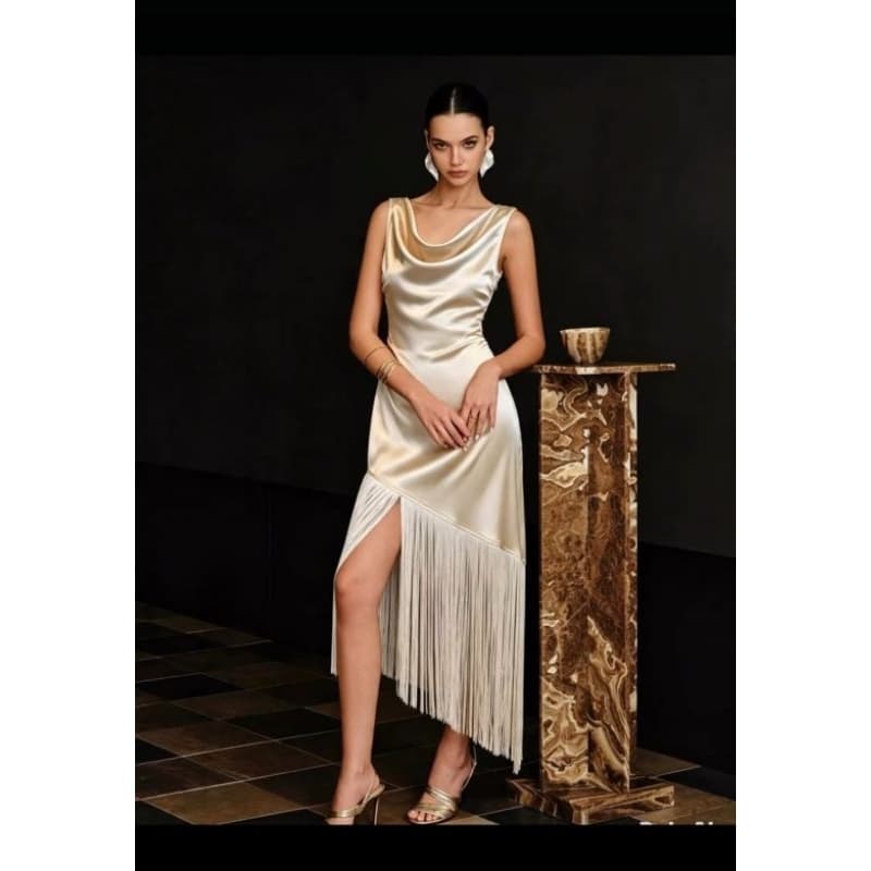 vestido de cetim com franja