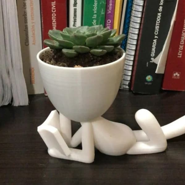 Mini Vaso Pequeno 6cm com Flor Artificial Inclusa | Robert Bob Rezando Orando Decorativo para Sala Mesa Escritório e Cas