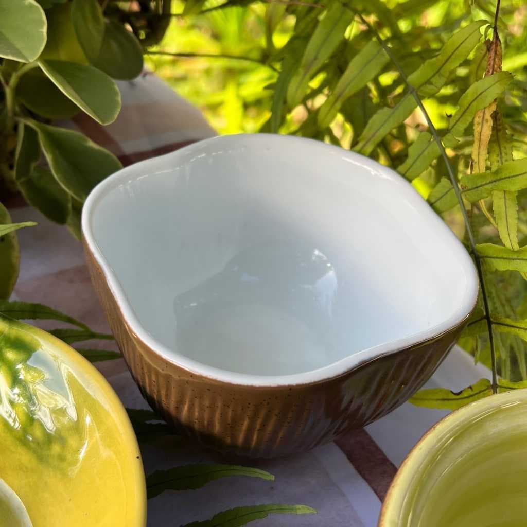 Bowl, Tigela, cumbuca formato coco, cerâmica, marrom e branco, semelhante a fruta, 300ml, 7x15cm, sofisticado.