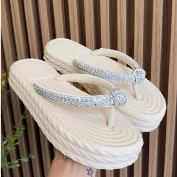 Chinelo Feminino EVA Luxo com Corrente de Strass Brilhante – Leve, Confortável e Antiderrapante